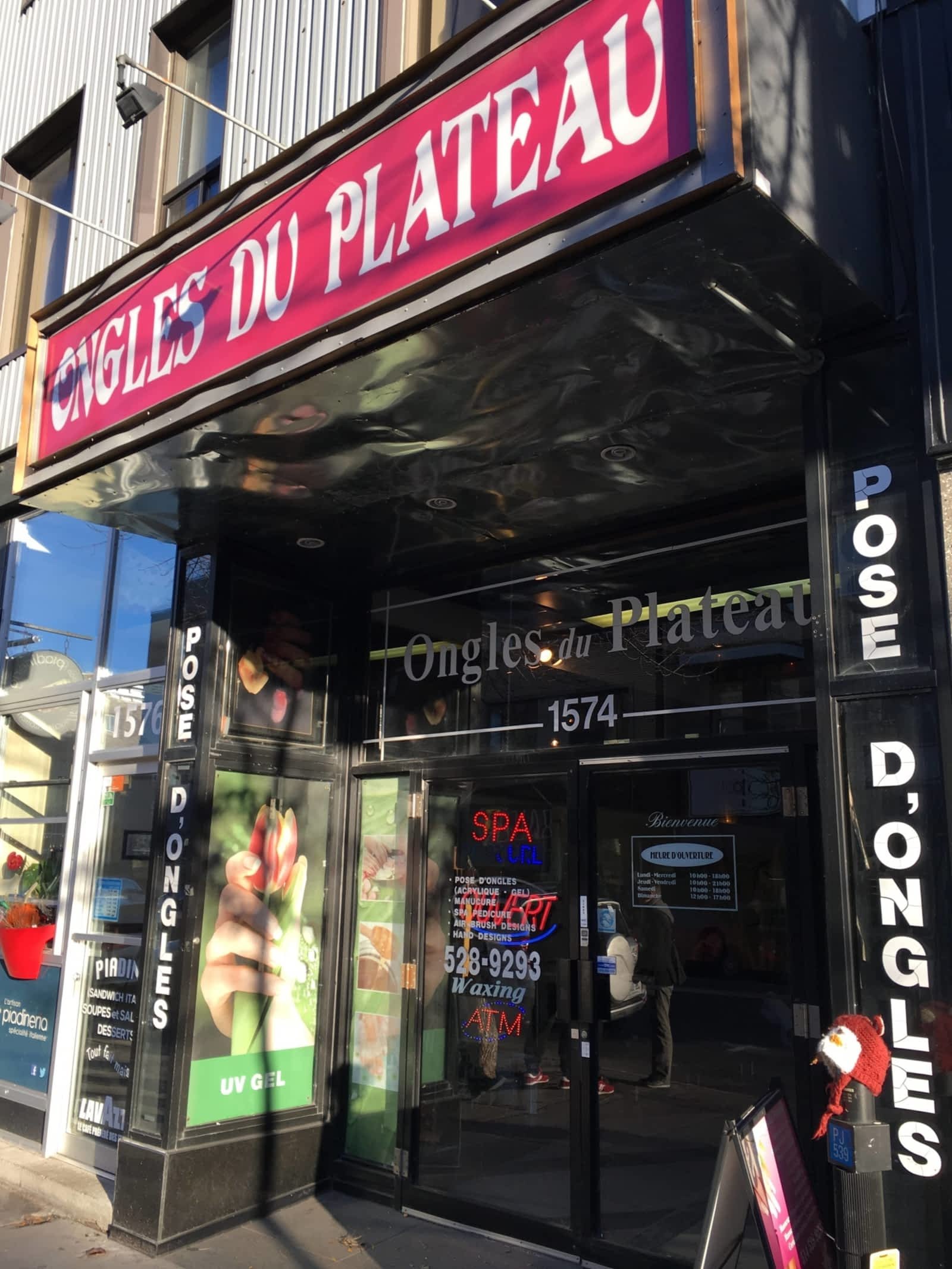 Devanture d'Ongles Du Plateau : enseigne rose et vitrine sur l'avenue du Mont-Royal.
